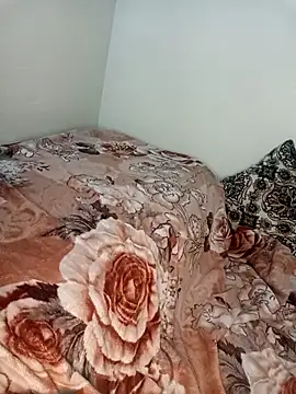 Snapshot of Queen-15 chatting on 10/18/25, 01:19 Queen-15 online show from 10/18/25, 01:19