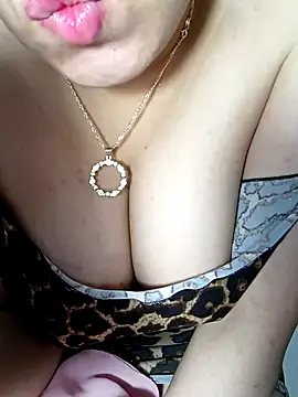 Snapshot of Queen-15 chatting on 11/15/25, 07:32 Queen-15 online show from 11/15/25, 07:32