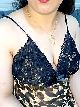 Snapshot of Queen-15 chatting on 11/22/25, 06:12 Queen-15 online show from 11/22/25, 06:12