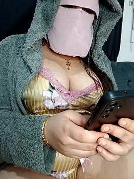 Snapshot of Queen-15 chatting on 01/17/26, 10:46 Queen-15 online show from 01/17/26, 10:46