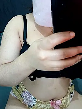 Snapshot of Queen-15 chatting on 01/18/26, 04:00 Queen-15 online show from 01/18/26, 04:00