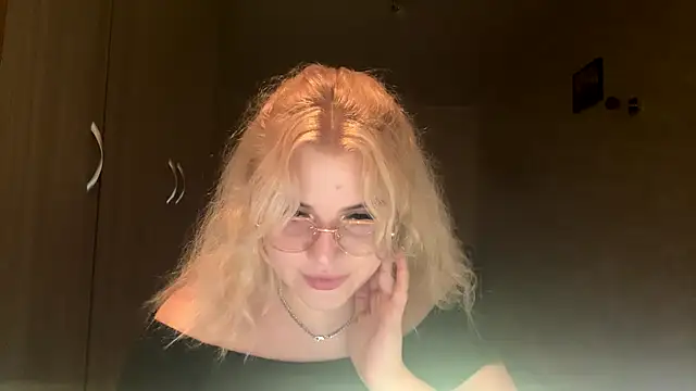 Snapshot of sunshinyflash chatting on 11/09/25, 06:28 sunshinyflash online show from 11/09/25, 06:28