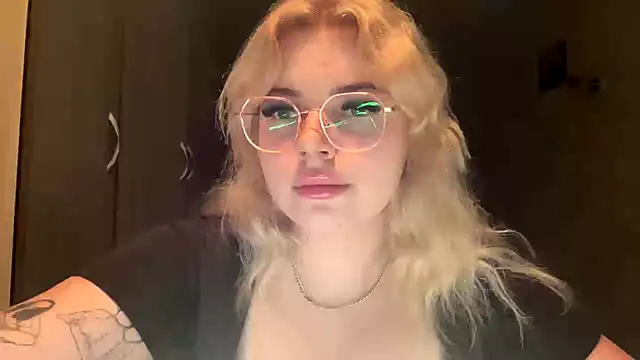 Snapshot of sunshinyflash chatting on 11/10/25, 05:23 sunshinyflash online show from 11/10/25, 05:23