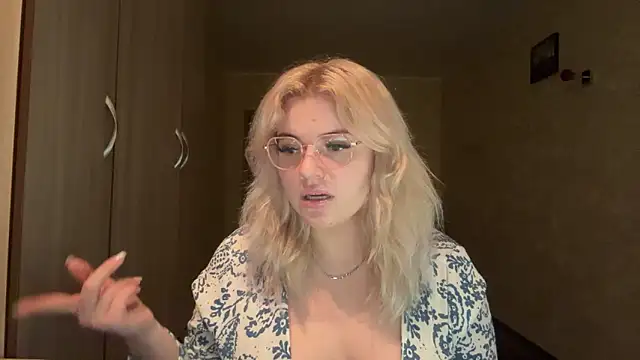 Snapshot of sunshinyflash chatting on 11/11/25, 05:13 sunshinyflash online show from 11/11/25, 05:13