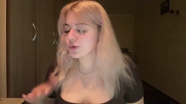 Snapshot of sunshinyflash chatting on 11/19/25, 05:13 sunshinyflash online show from 11/19/25, 05:13