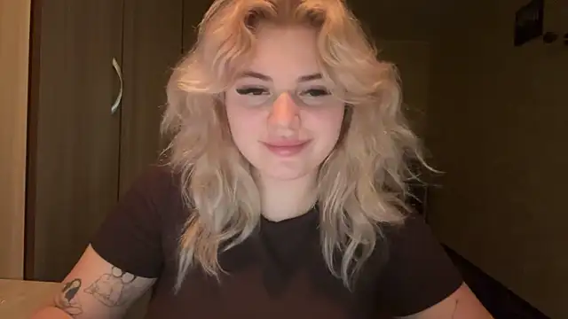 Snapshot of sunshinyflash chatting on 11/20/25, 02:39 sunshinyflash online show from 11/20/25, 02:39