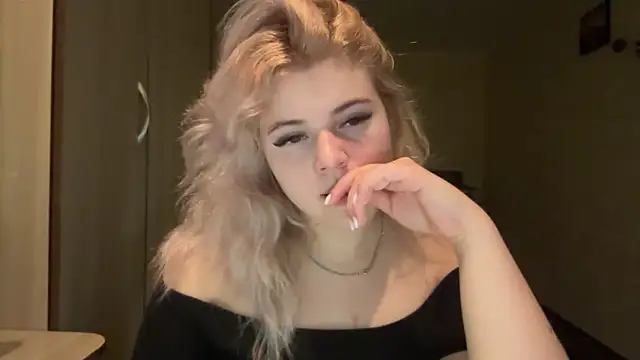 Snapshot of sunshinyflash chatting on 11/21/25, 05:55 sunshinyflash online show from 11/21/25, 05:55