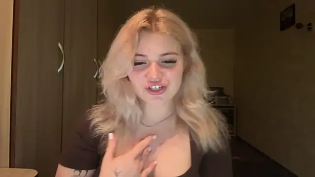 Snapshot of sunshinyflash chatting on 11/22/25, 05:12 sunshinyflash online show from 11/22/25, 05:12