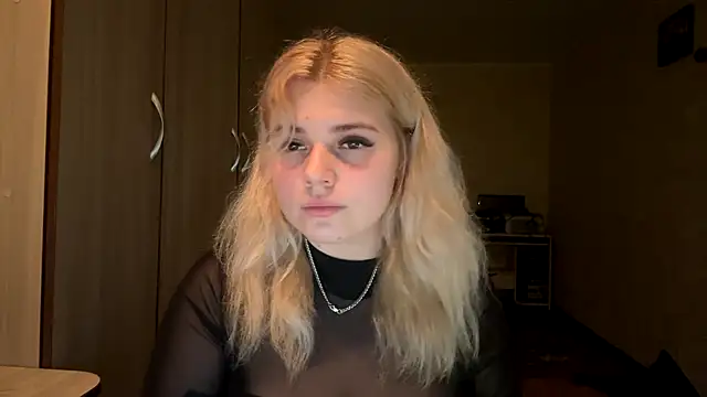 Snapshot of sunshinyflash chatting on 11/24/25, 04:40 sunshinyflash online show from 11/24/25, 04:40