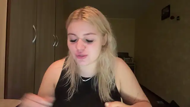 Snapshot of sunshinyflash chatting on 11/27/25, 03:47 sunshinyflash online show from 11/27/25, 03:47