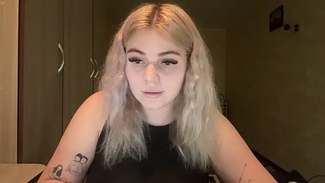 Snapshot of sunshinyflash chatting on 11/30/25, 05:39 sunshinyflash online show from 11/30/25, 05:39