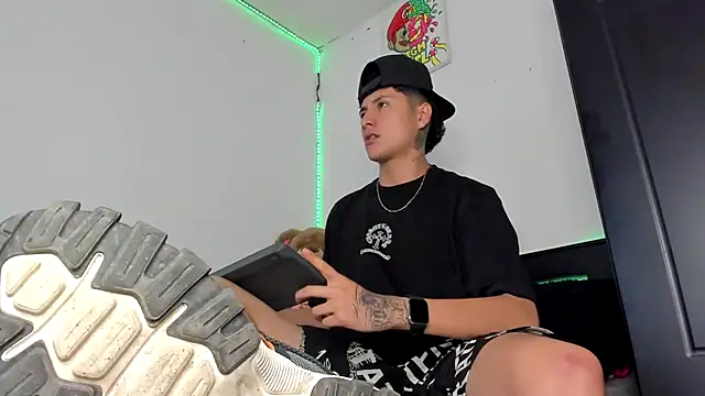 Mateo Escobar online show from 11/18/25, 01:33