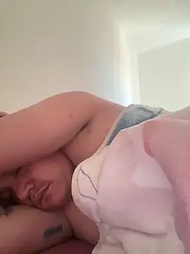 Snapshot of michael877675 chatting on 10/01/25, 04:13 michael877675 online show from 10/01/25, 04:13