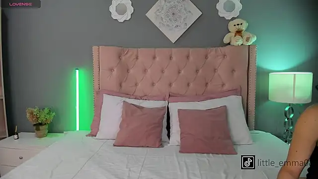 Snapshot of Joe_And_Emma chatting on 10/21/25, 07:14 Joe And Emma online show from 10/21/25, 07:14