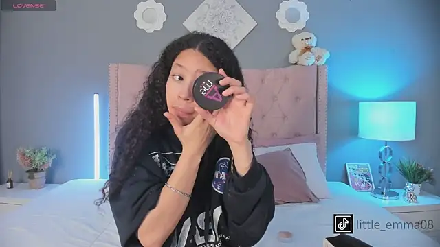 Snapshot of Joe_And_Emma chatting on 10/23/25, 11:14 Joe And Emma online show from 10/23/25, 11:14