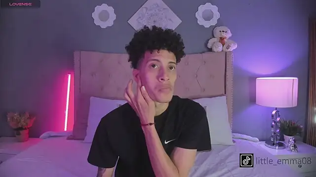 Snapshot of Joe_And_Emma chatting on 10/25/25, 08:14 Joe And Emma online show from 10/25/25, 08:14