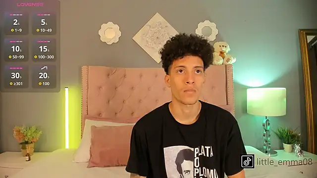 Snapshot of Joe_And_Emma chatting on 10/27/25, 08:02 Joe And Emma online show from 10/27/25, 08:02