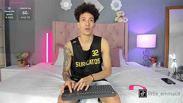 Snapshot of Joe_And_Emma chatting on 11/01/25, 08:11 Joe And Emma online show from 11/01/25, 08:11