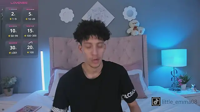 Snapshot of Joe_And_Emma chatting on 11/04/25, 09:03 Joe And Emma online show from 11/04/25, 09:03