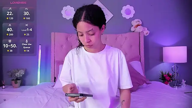 Snapshot of Joe_And_Emma chatting on 11/11/25, 09:04 Joe And Emma online show from 11/11/25, 09:04