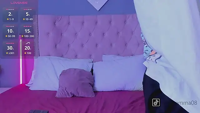 Snapshot of Joe_And_Emma chatting on 11/17/25, 08:14 Joe And Emma online show from 11/17/25, 08:14