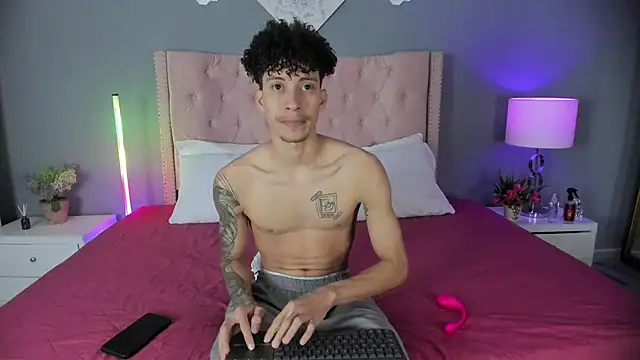 Snapshot of Joe_And_Emma chatting on 11/20/25, 10:31 Joe And Emma online show from 11/20/25, 10:31