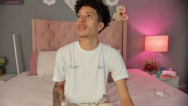 Snapshot of Joe_And_Emma chatting on 11/23/25, 01:05 Joe And Emma online show from 11/23/25, 01:05