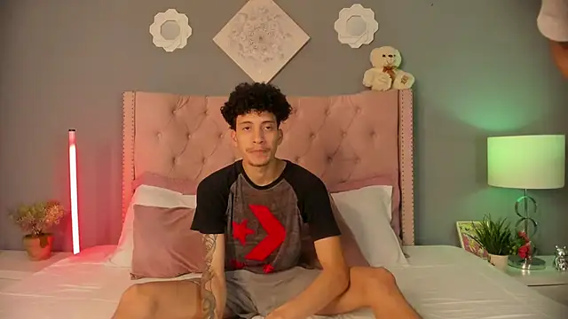 Snapshot of Joe_And_Emma chatting on 12/03/25, 04:09 Joe And Emma online show from 12/03/25, 04:09