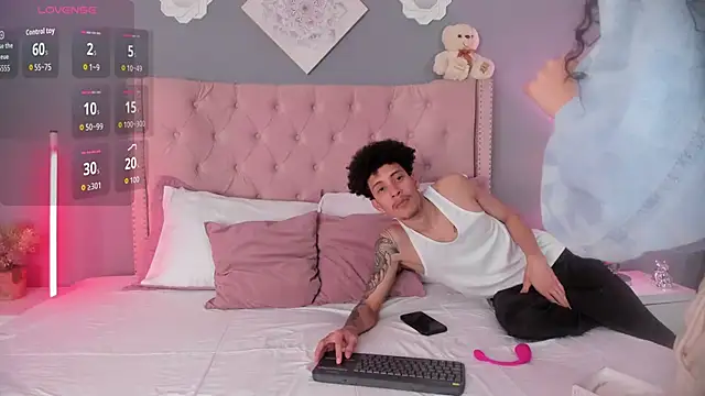 Snapshot of Joe_And_Emma chatting on 12/05/25, 04:10 Joe And Emma online show from 12/05/25, 04:10