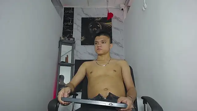 Snapshot of aly_n_sebas chatting on 09/18/25, 07:49 aly n sebas online show from 09/18/25, 07:49