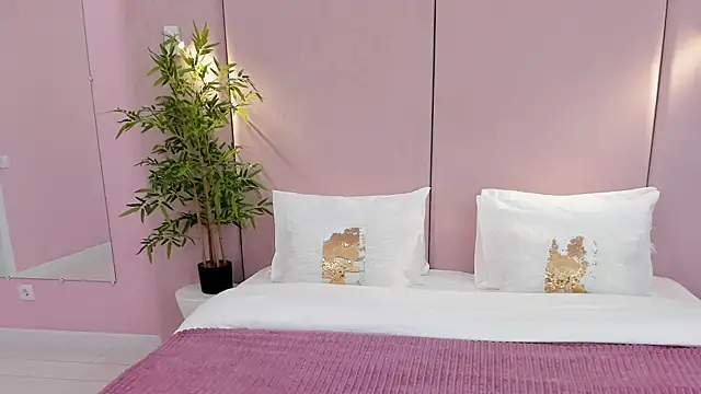 Snapshot of NoraHaynes chatting on 10/12/25, 03:05 NoraHaynes online show from 10/12/25, 03:05