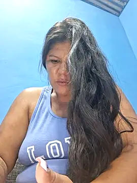 Snapshot of hotmom33 chatting on 10/18/25, 10:38 hotmom33 online show from 10/18/25, 10:38