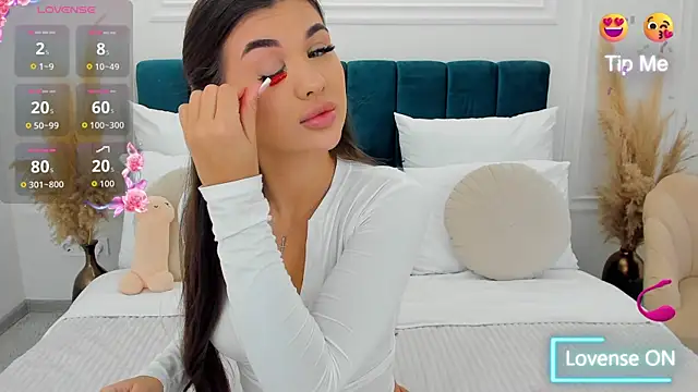 Snapshot of MonCarla chatting on 10/13/25, 05:29 MonCarla online show from 10/13/25, 05:29