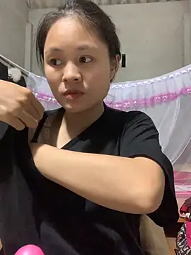 Snapshot of NhuFox chatting on 10/08/25, 01:31 NhuFox online show from 10/08/25, 01:31