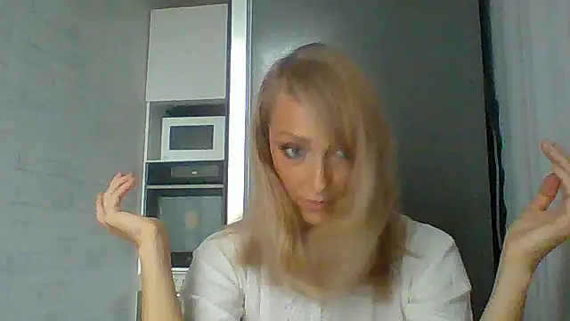 Snapshot of Vexxaa chatting on 10/19/25, 12:39 Vexxaa online show from 10/19/25, 12:39