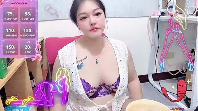 Snapshot of bee_baby chatting on 10/26/25, 05:13 bee baby online show from 10/26/25, 05:13