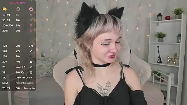 Snapshot of Tori_Cutie chatting on 10/18/25, 12:24 Tori Cutie online show from 10/18/25, 12:24