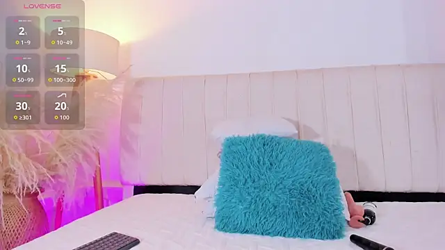 azaharaaa  online show from 04/20/26, 11:57