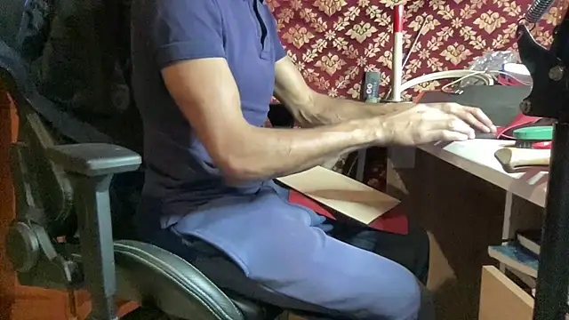 Snapshot of JUSTFORRICH chatting on 12/04/25, 10:40 JUSTFORRICH online show from 12/04/25, 10:40