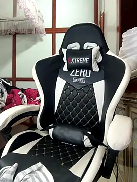 Snapshot of Hanh_Luxii chatting on 09/20/25, 06:58 Hanh Luxii online show from 09/20/25, 06:58