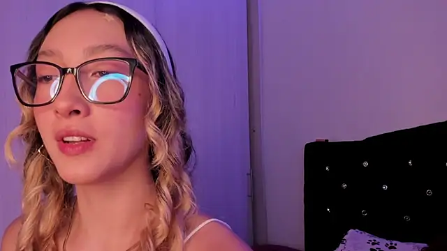 Snapshot of LauMiller chatting on 10/23/25, 12:10 LauMiller online show from 10/23/25, 12:10