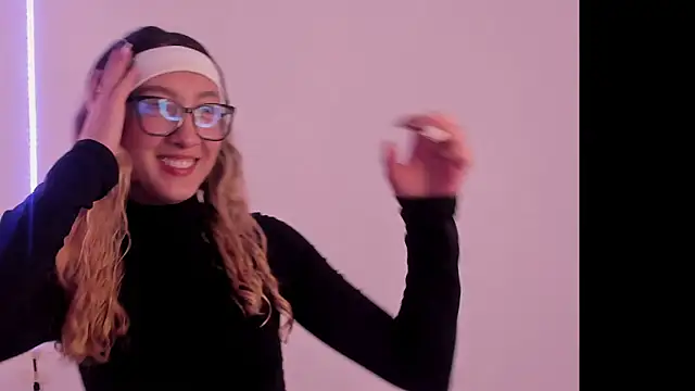 Snapshot of LauMiller chatting on 11/04/25, 11:15 LauMiller online show from 11/04/25, 11:15