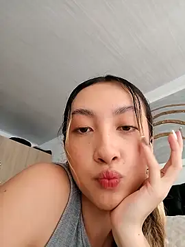 Snapshot of LauMiller chatting on 11/08/25, 05:34 LauMiller online show from 11/08/25, 05:34