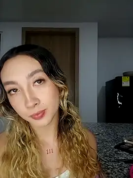 Snapshot of LauMiller chatting on 12/16/25, 12:15 LauMiller online show from 12/16/25, 12:15