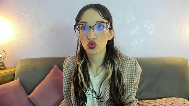 Emilia Bons online show from 04/21/26, 12:55