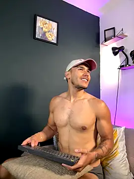 Snapshot of MarkSantozz chatting on 10/17/25, 06:32 MarkSantozz online show from 10/17/25, 06:32