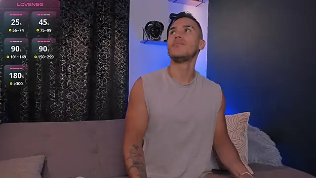 Snapshot of MarkSantozz chatting on 10/24/25, 06:48 MarkSantozz online show from 10/24/25, 06:48