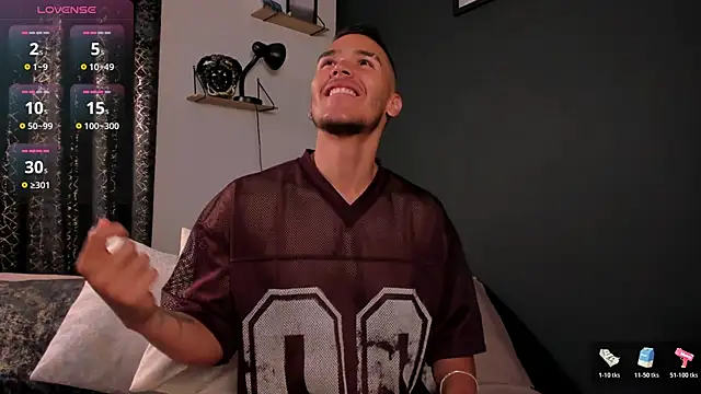 Snapshot of MarkSantozz chatting on 11/23/25, 08:36 MarkSantozz online show from 11/23/25, 08:36