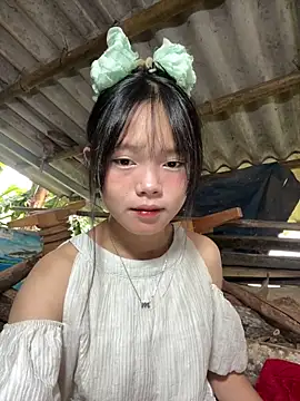 Snapshot of AdamLazis chatting on 10/16/25, 12:33 AdamLazis online show from 10/16/25, 12:33