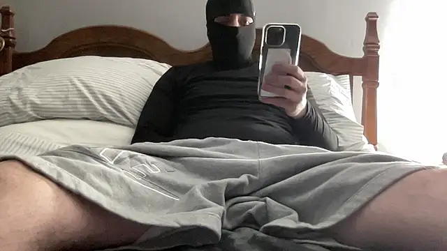 Snapshot of UncutMagic chatting on 01/11/26, 01:10 UncutMagic online show from 01/11/26, 01:10